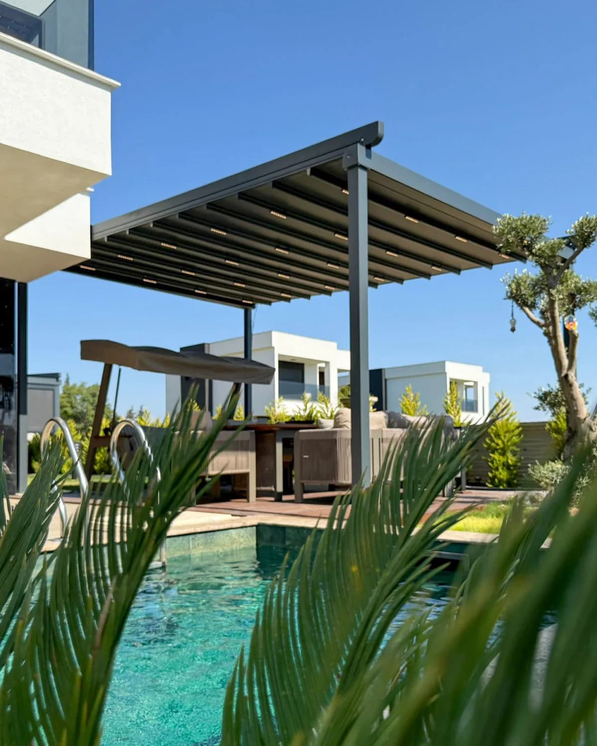 Modern dış mekânda pergola tente uygulaması, proje görünümü 2