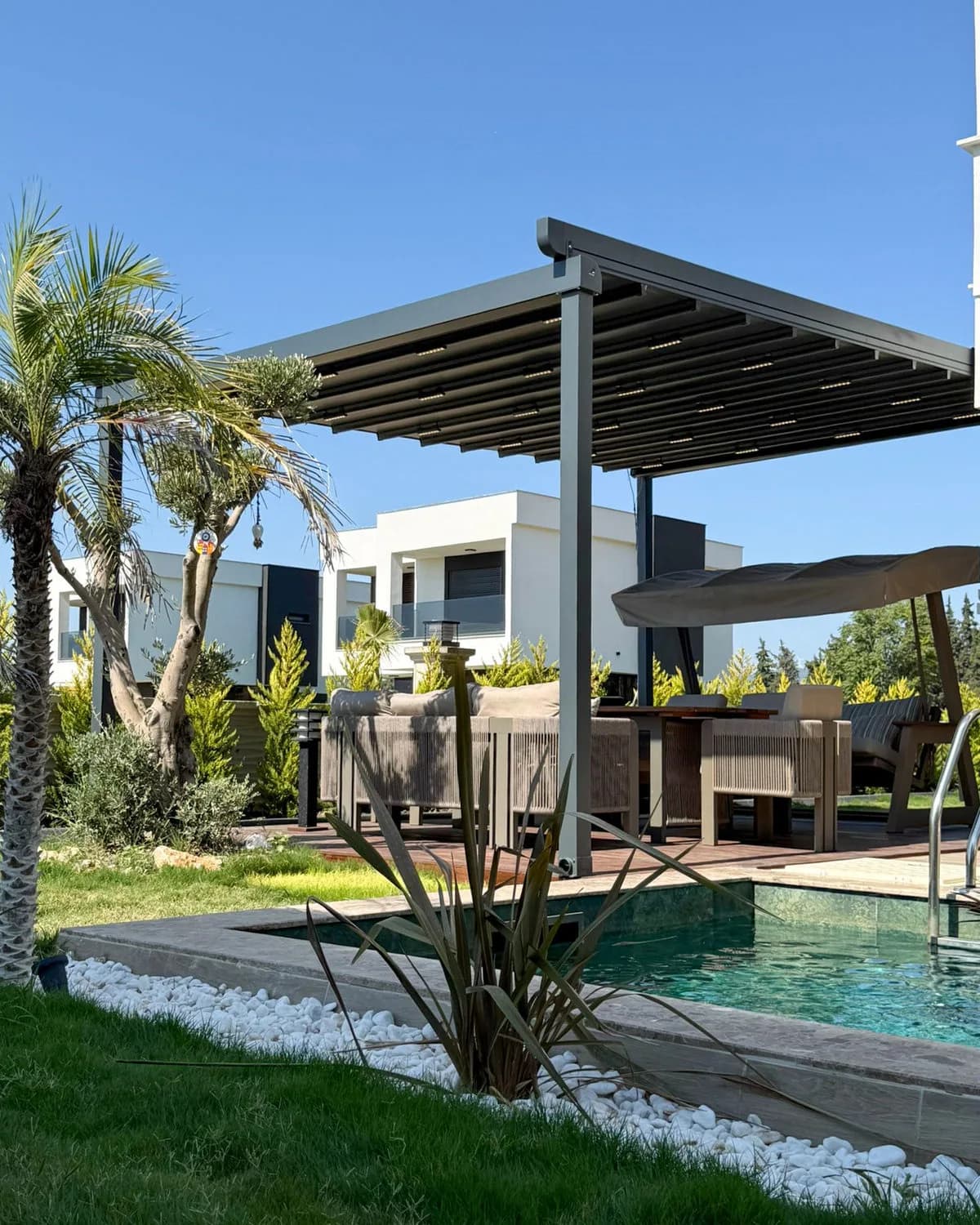 Modern dış mekânda pergola tente uygulaması, proje görünümü 3