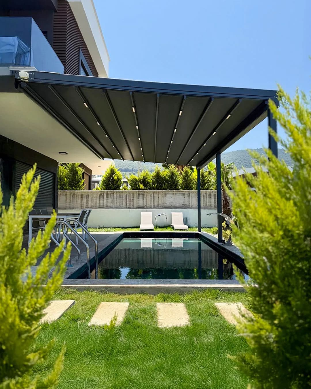 Modern dış mekânda pergola tente uygulaması, proje görünümü 4