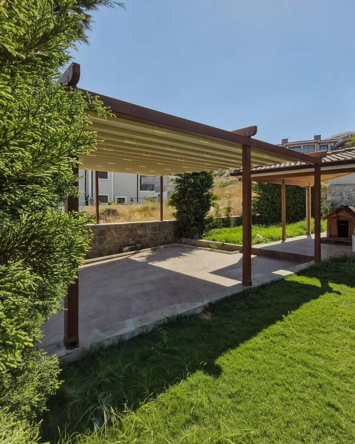 Modern dış mekânda pergola tente uygulaması, proje görünümü 5