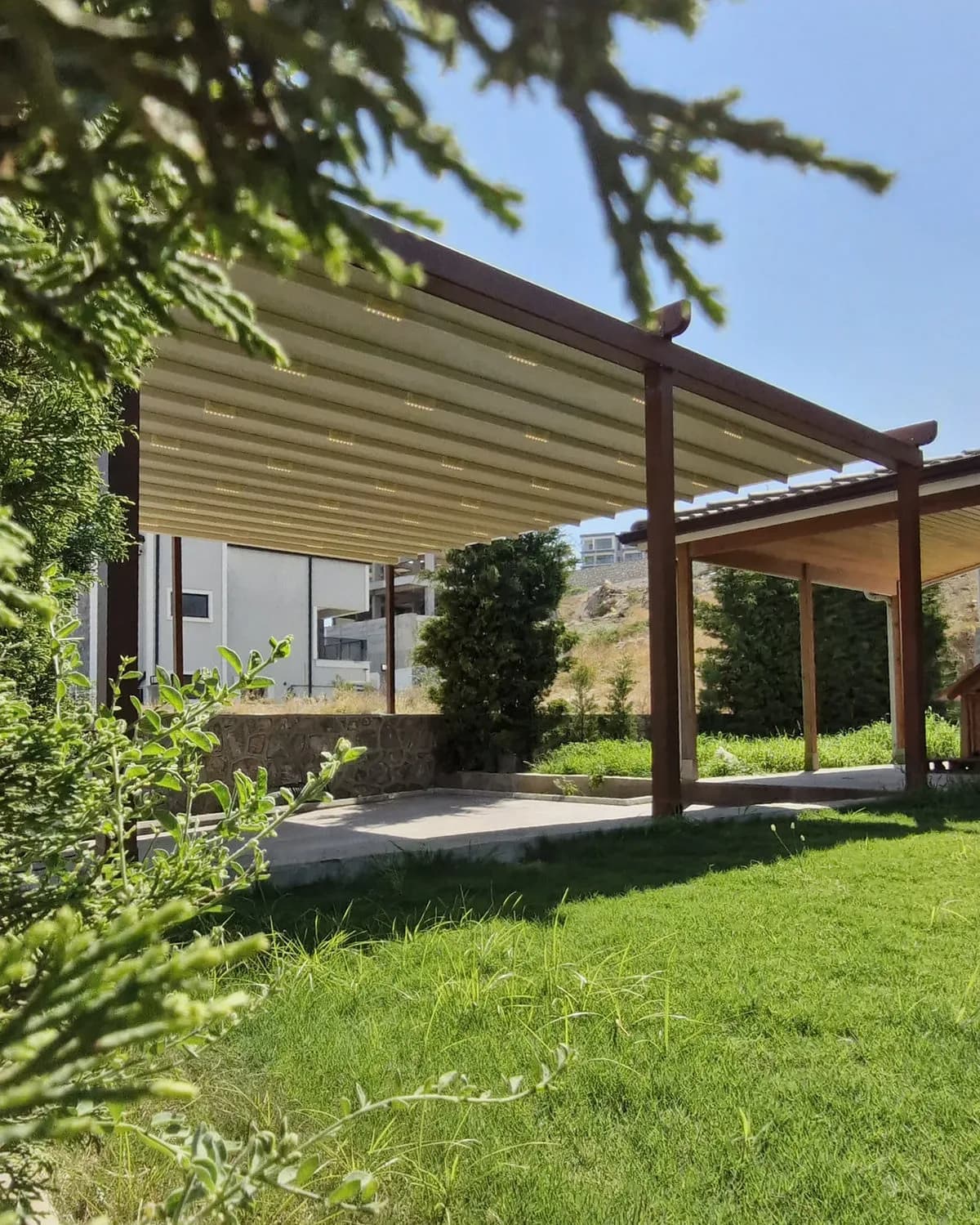Modern dış mekânda pergola tente uygulaması, proje görünümü 6